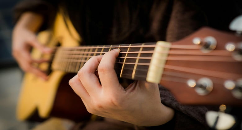 Best Beginner Guitars Under £300 in the UK: What to Look For and How to Choose
